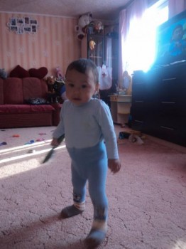 Солнечного настроения тем, кто ищет своих детей  - Саша в колготках.jpg