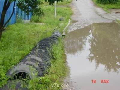 Ещё и шины наставили, вода не уходит. Хошь в плавь, хошь сапоги болотные и тебе всё по ...
