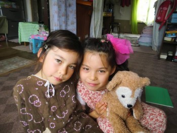 Вот  нормальная  обстановка  в  их доме  сзади  и  сбоку дев  были  двери купе.Щас  есть или  нет  не  знаю   но девы  в  пору  юной  младости три  или  четыре двери  разбили . Прямо  за девами  спальня  слева  кухня  прихожка  и  еще  одна комната где девы жуков  разводят