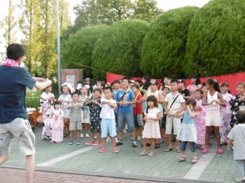 в  школе  куча  национальностей Русские,Бразильцы,Перуинцы,Китайцы,Американцы,Арабы,Индийцы,Португальцы, и все учатся в нашей школе