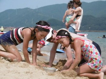 поездка  на  море  Лиза  поймала  краба