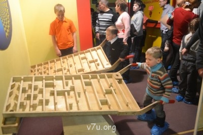 Задача- закатить шарик в лунку