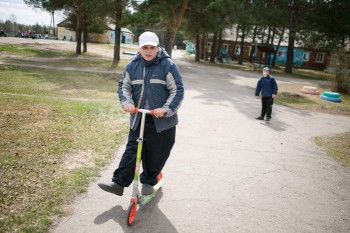 Нужны вещи для Детского дома - мальчик на самокате.jpg