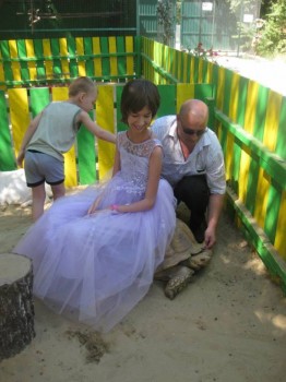 Солнечного настроения тем, кто ищет своих детей  - Марина в платье в контактном зоопарке.jpg