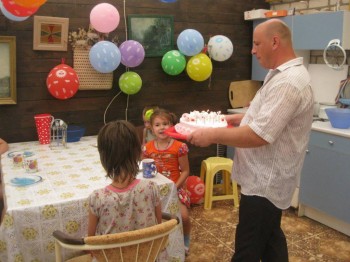 Солнечного настроения тем, кто ищет своих детей  - папа и торт.jpg