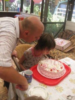 Солнечного настроения тем, кто ищет своих детей  - папа помогает задуть свечи.jpg