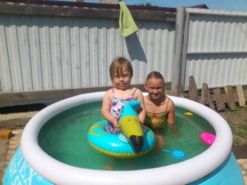 Солнечного настроения тем, кто ищет своих детей  - Вика в воде1.jpg