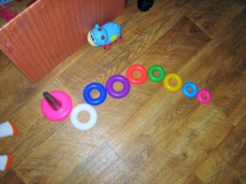 Разложила все колечки по порядку.