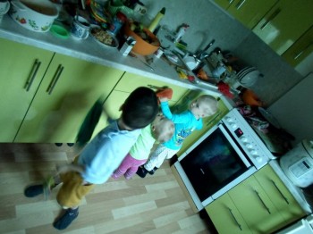 Солнечного настроения тем, кто ищет своих детей  - втроем на кухне.jpg