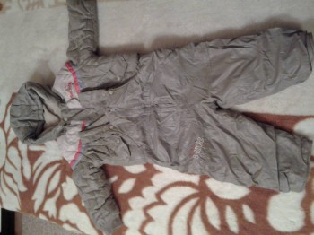 Костюмчик на нехолодную зиму, либо осень, весна.<br />Носили в годик. Рост 92.<br />Незначительные дефекты.