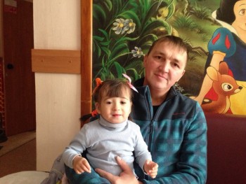 Солнечного настроения тем, кто ищет своих детей  - арина с папой1.jpg