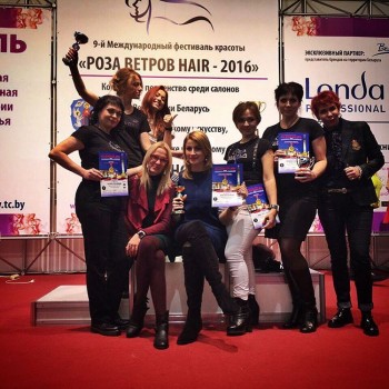 Олеся сидит в центре ,это вся команда.