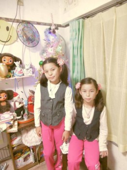 НИЧЕГО   особенного  жилетки  и брюки  со  Смолл  сити  выбранные  ими  да немножко резинок  да  пара  кулончиков.