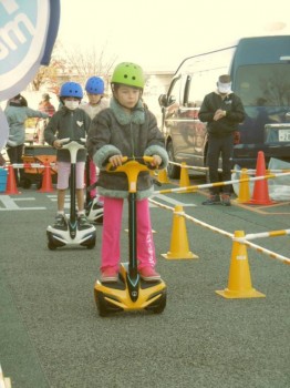 Доча  собирается  девам  каки  то  самокаты  подарить на  ДР.  если  эти  то    100 раз прыгну на стуле...