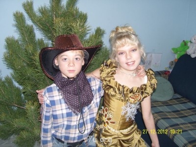 а это мои дети примеряли костюмы для ёлок.