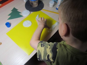 лепит снег из ваты