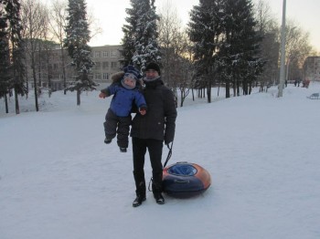 Не подумайте ничего плохого)) Егору самому нарвится, а папу прикалывает, видимо, вот таким макаром брать его, чтобы усадить например в тюбинг или, наоборот, поднять его. Так же затаскивает его в горку, когда тому лень... Ну  и из снега вытаскивать удобно))