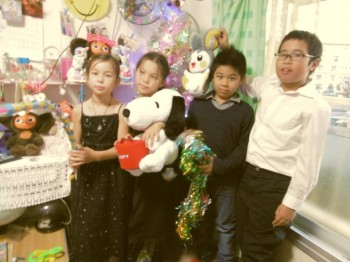 Высокий  мальчик  телохранитель дев водит  младшего брата  в  сад забирает матери  три  месяца  еще лежать в больнице после рождения  третьего  сына. В  черном  свитере  мальчик  только после  больницы  падает  в обмороки поэтому  пришел вместе  с отцом.