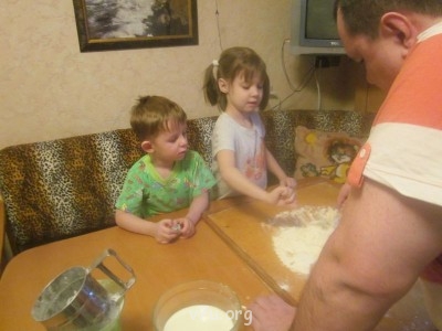 а это мы уже пельмени лепим сейчас -ДОМА