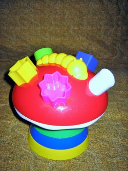 Яркая игрушка. Ножка гриба , как пирамидка с 3-мя кольцами, и шляпка с фигурками.