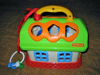 Отверстия у домика не на одной плоскости. Если ребенок сидит, нужно поворачивать дом, чтобы найти соответствующий вырез<br />для фигурки. Дочь раздражается.