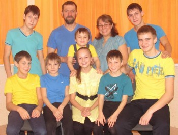 Наша семья, только старшей дочечки не хватает, она студентка-путешественница, дома бывает 2 раза в году по неделе.