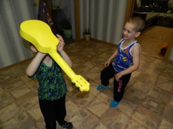 Солнечного настроения тем, кто ищет своих детей  - с гитарой.jpg