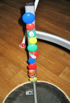 а это на ножке перевернутой табуретки.<br />На магниты еще наклеечки налеплены.