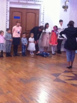 Ваню не пустили к ёлке, лег отдохнуть