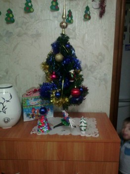 Внизу обе ёлочки сделаны совместно с сыном