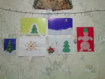 Это наша картинная "галерея": и гуашь, и крупа, и вата, и цветная бумага, и блёстки - все в ход пошло))