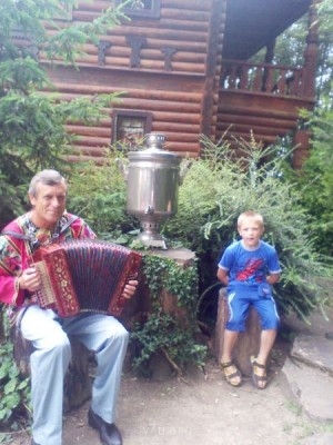 А это в "Чайных домиках". Там ждали американцев и для их развлечения пригласили знаменитого баяниста. Но я профан в музыке, потому имя не запомнила. А Вовке вот посчастливилось с ним сфоткаться.