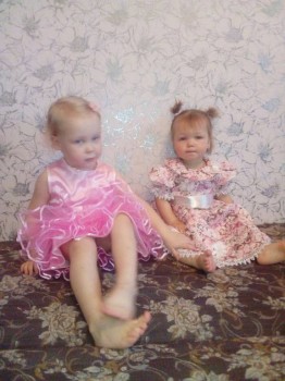 Солнечного настроения тем, кто ищет своих детей  - две куклы.jpg