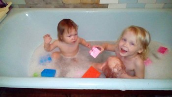 Солнечного настроения тем, кто ищет своих детей  - две куклы1.jpg