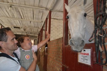 Поездка на Кубанский хутор.На настоящий хутор похоже мало,стилизованная развлекалка для туристов.Но много животных,которых дети редко видят вблизи.И можно их погладить.