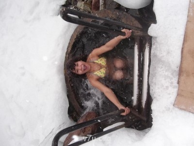 повторять безоглядно не рекомендуем, она очень закаленная, все лето купаемся в роднике, не болеем