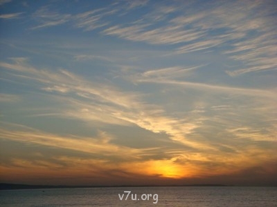 Раннее утро, пляж возле отеля. романтическая прогулка