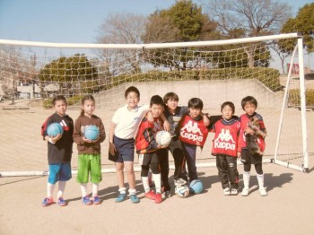 КОМАНДА Мои  футболистки  слева