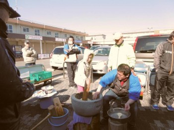 Рисовые  лепешки  с участием желающих