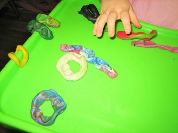 Я катаю колбаски, шарики, делаю кубики, колечки, а дочь старательно всё это размазывает по столику - IMG_7447.JPG (49.25 КБ) 369 просмотров Я катаю колбаски, шарики, делаю кубики, колечки, а дочь старательно всё это размазывает по столику