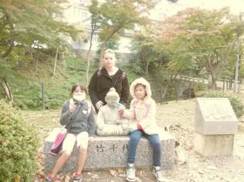 и  ведь  совершенно нормальный  здоровый  ребенок... Ладно  бы  болела  а то круглый год  носит  да еще  на первый план  в наморднике этом лезет