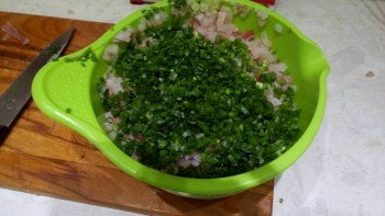 2. Добавляем пучок порезанного зеленого лука