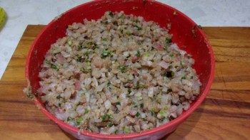 7. Фарш должен выглядеть примерно так. Пришлось взять большую чашку, в прошлой плохо перемешивалось.