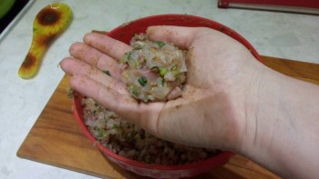 8. Сковороду на плиту, наливаем масло, и пока оно греется, лепим биточки