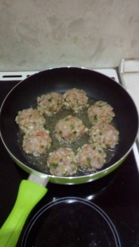 10. Жарим на среднем огне около 3-4 минут с каждой стороны