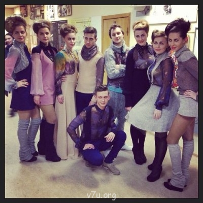 это вся ее команда,Олеся 3я справа