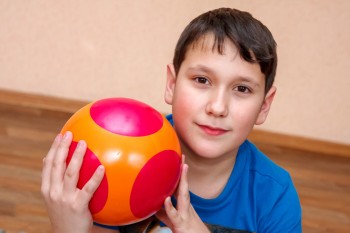 Малыши из Томска - Кирилл с мячом2.jpg