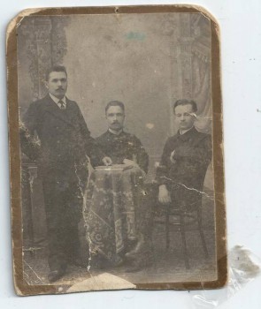 Ну  вот  мой  дед в середине  сидит  был  телеграфистом  отправлен   в ссылку  в сибирь  умер от тифа  даже  свою дочку  мою  мать не  видел....