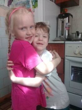 Сестричка! Учимся обниматься)))