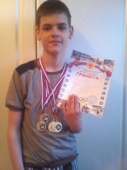 Мой Лапушка сынок выиграл три первых места и одно второе в первенстве города по плаванию для спортсменов с ограничиными возможностями